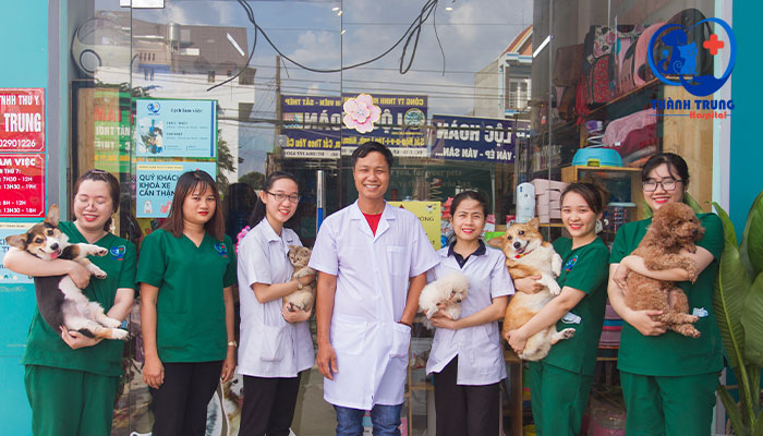 Nhân viên bệnh viện thú y Thành Trung
